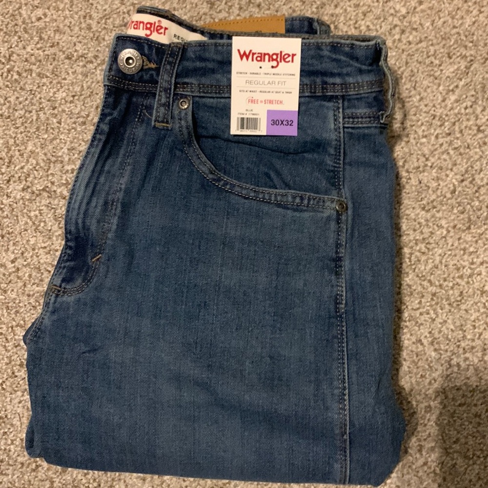 New with tags Wrangler Men’s Jeans.   Sits at waist. Regular fit. 30 x 32